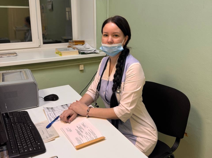 Почему нельзя есть снег и ловить снежинки ртом? Педиатр из Читы рассказала о вреде снежного лакомства