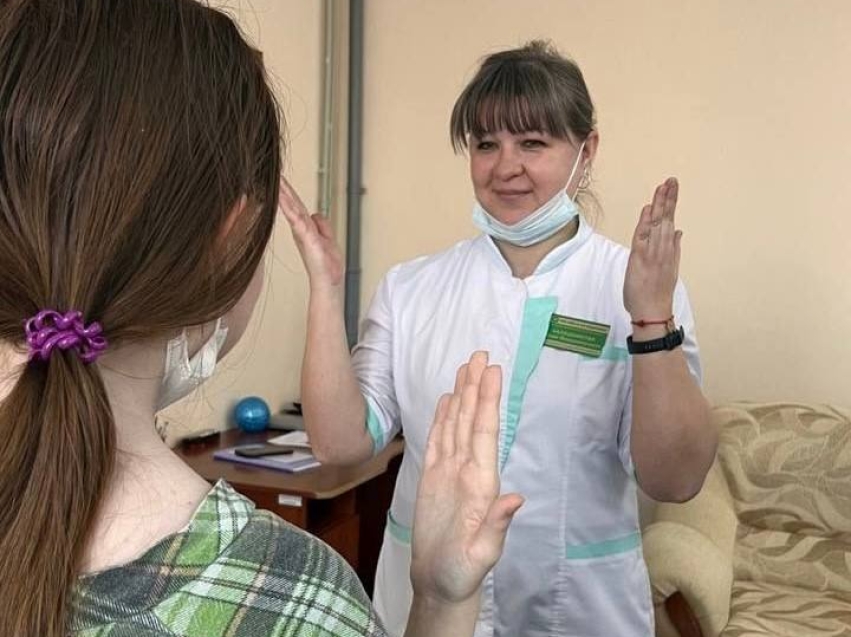 Пациентов больницы в Чите научили особому общению