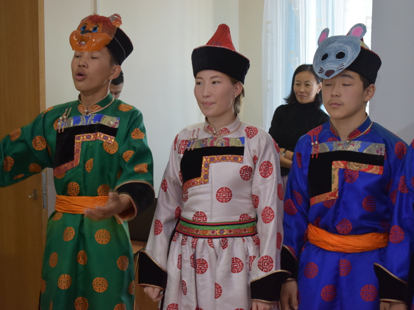 Школьники поселка Агинского сразились в конкурсе «Баян даа, турэлхихэлэмнай!» на знание родного языка
