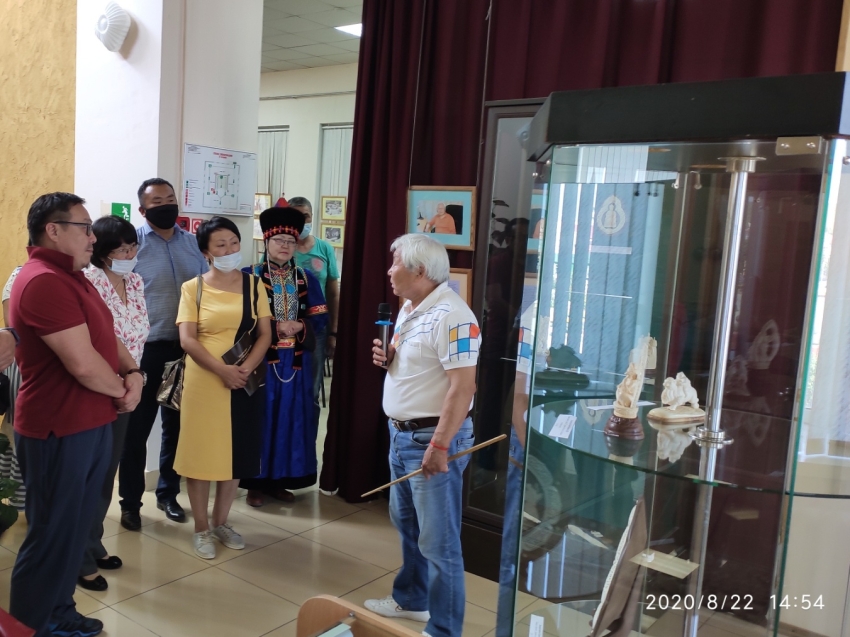 Уникальная выставка «Бурятские мотивы на бивне мамонта» открылась в Агинском национальном музее 