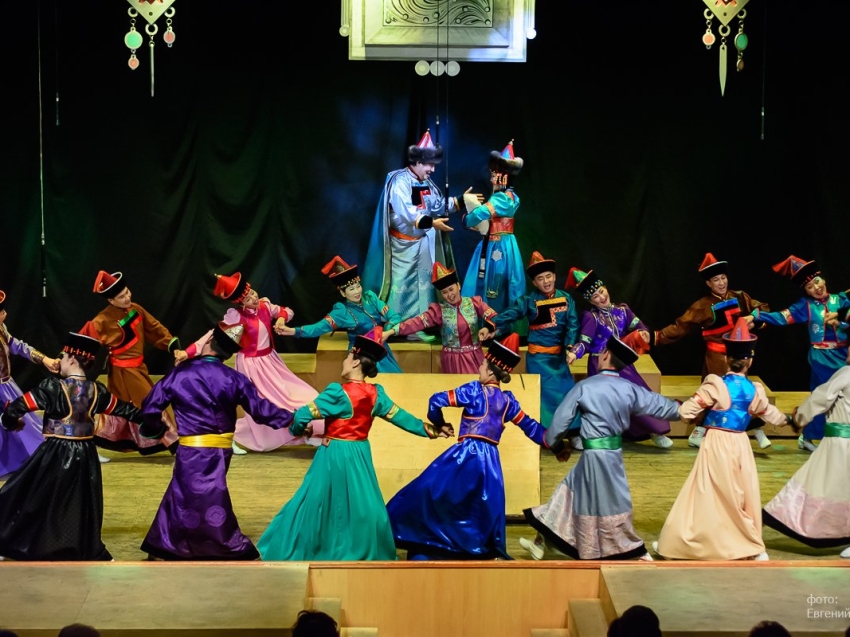 Национальный театр песни и танца «Амар сайн» отмечает 30-летие
