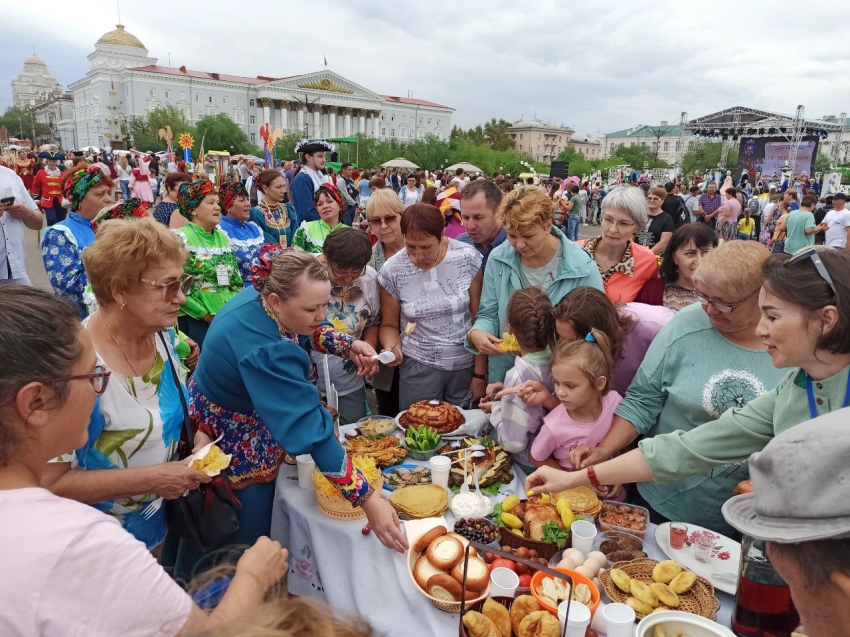 Фестиваль «Люди и солнце» открылся на центральной площади в Чите