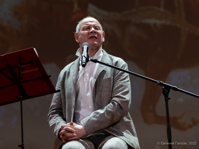 Даниил Спиваковский вновь выступит на забайкальской сцене с моноспектаклем «А нам нужна одна Победа» (12+)