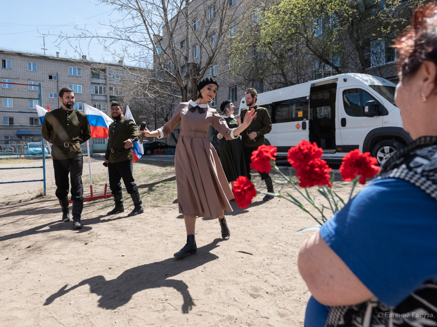 Бригады артистов поздравят ветеранов Читы концертами во дворах в преддверии Дня Победы 