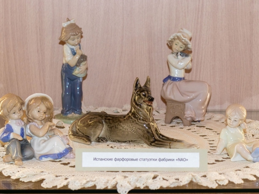 Выставку фарфоровых статуэток и сервиза нерчинского купца Колобовникова представили в Нерчинском краеведческом музее
