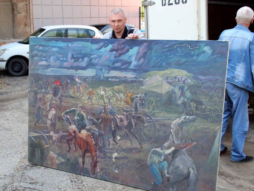 Картину о становлении советской власти в Забайкалье Юрия Мацко подарил художественному музею кожевенный комбинат