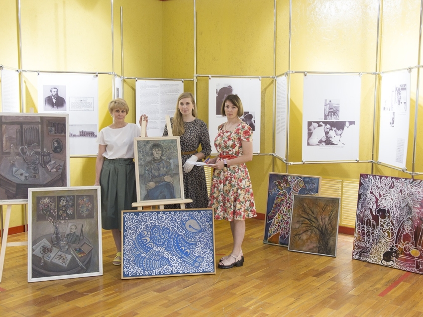 Более 20 работ забайкальской художницы Людмилы Выходцевой передали в дар краеведческому музею 