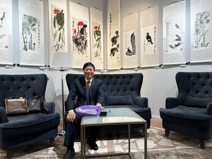 «Дорог не подарок, дорого внимание»: художник Чжао Хайнань открыл выставку своих картин в Забайкальском художественном музее (0+)