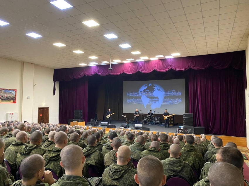 Александр Ф. Скляр с группой «Ва-Банкъ» и Сергей Галанин выступили перед военнослужащими в Забайкалье 