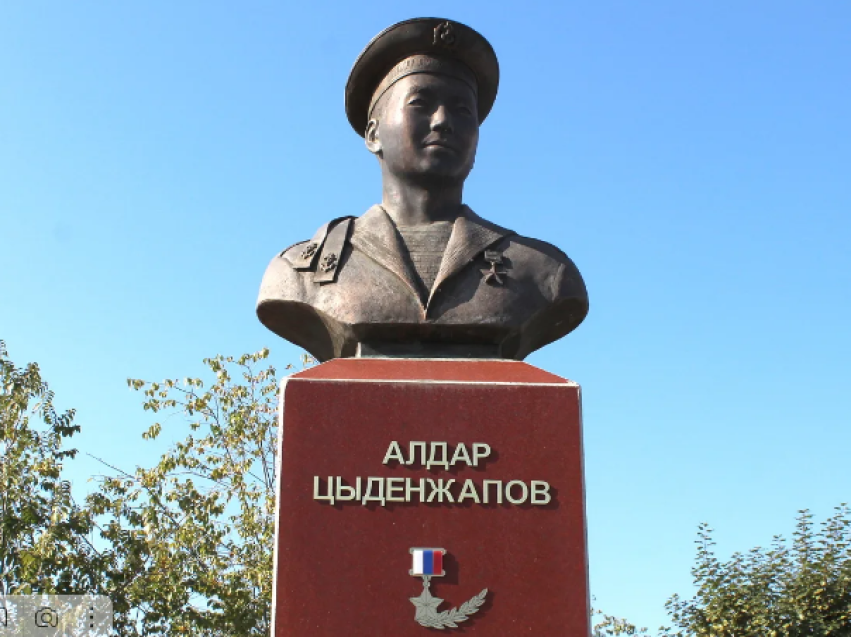 Алдар цыденжапов девушка. Герой бурятии алдар цыденжапов. памятник алдару цыденжапову в улан-удэ. матрос алдар цыденжапов.