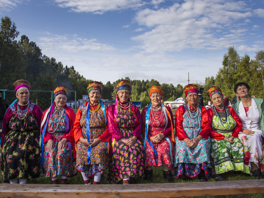 Соберут на покос и подготовят к свадьбе. Чем удивят гостей фестиваля «Семейская круговая» на улице Кедровой в Красном Чикое 