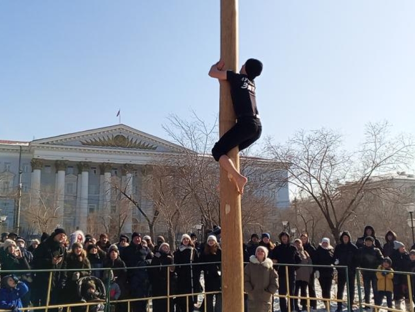 Два приза в одни руки. Читинец сорвал сразу несколько подарков с масленичного столба на площади Ленина