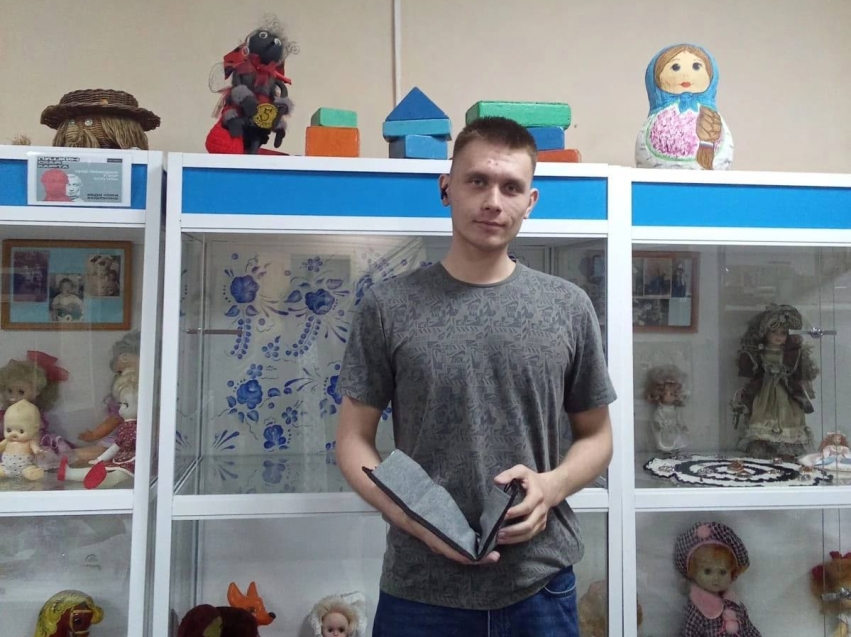 Забайкалец Александр Бадунов расписал под гжель витрины в музее Чернышевска