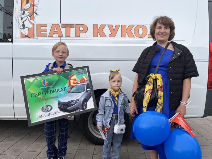«Это машина маленькой». Семья товароведа и сотрудника УФСИН на параде семей в Чите выиграла автомобиль