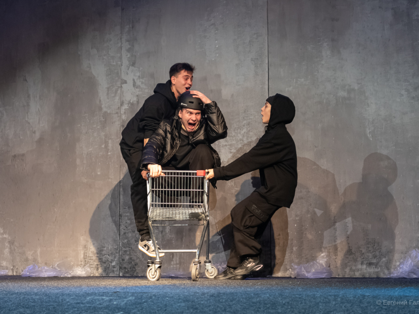 Жизнь подростков и как её понять. Молодые артисты драмтеатра Забайкалья покажут спектакль «Чика-Чита. Live Stream»