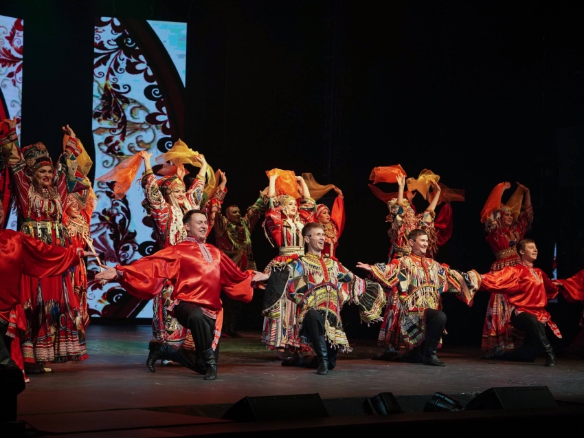 Презентуют центр русской культуры и закружат в хороводе. Концерт «Народов много – Родина одна» (6+) пройдёт в Чите 
