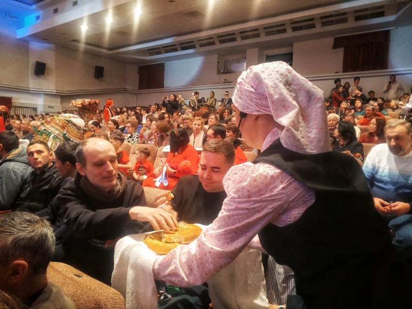 Колокольным звоном и благопожеланиями на разных языках открыли Год единства народов России в Чите