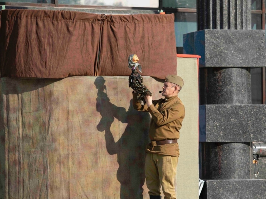 Театр кукол Забайкалья покажет школьникам спектакль «Петрушка на войне» накануне Дня Победы