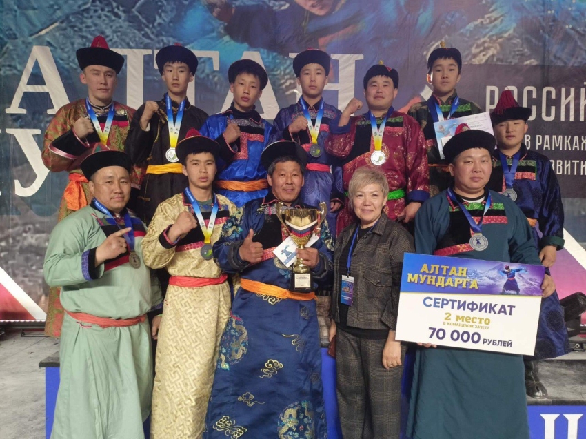 ​Команда «Домог» из Догоя Могойтуйского района заняла 2 почетное место в командном первенстве турнира «Алтан мундарга - 2023»