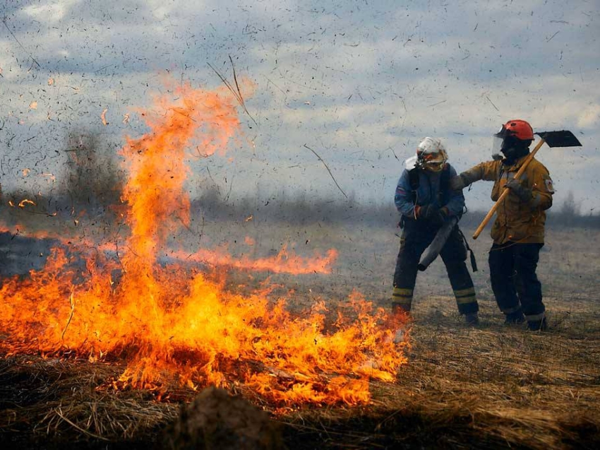 ​26 апреля с военного полигона на территорию сельского поселения «Хила» перешел степной пожар протяженностью 20 км
