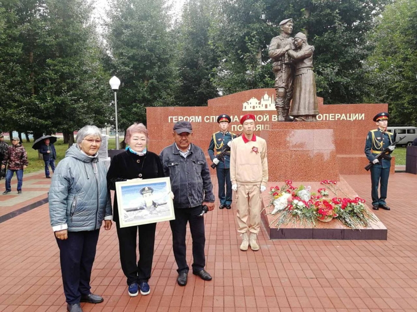 Портрет Алдара Цыденжапова родителям героя передала мастерица из села Нерчинского района