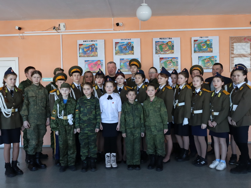 Депутат Госдумы Андрей Гурулев встретился с кадетами Знаменской казачьей школы