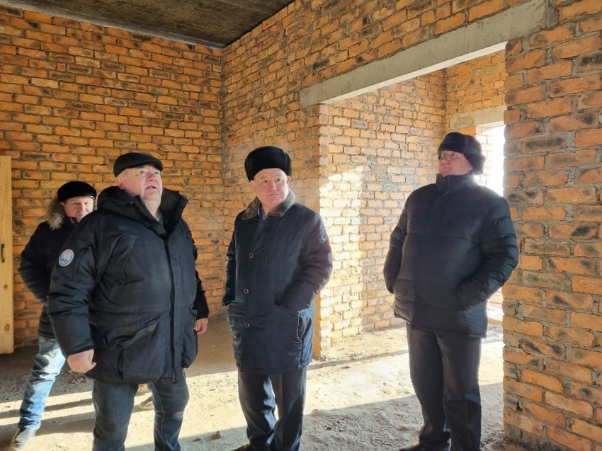 Депутат Законодательного собрания Забайкалья Виктор Наделяев посетил строящуюся школу в Нерчинске