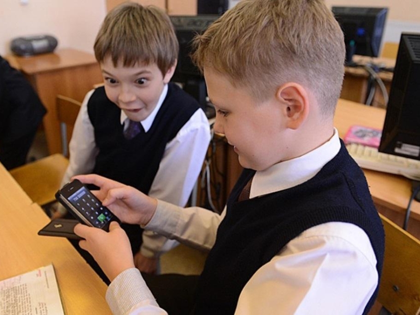  Может ли ребенок пользоваться телефоном в школе?
