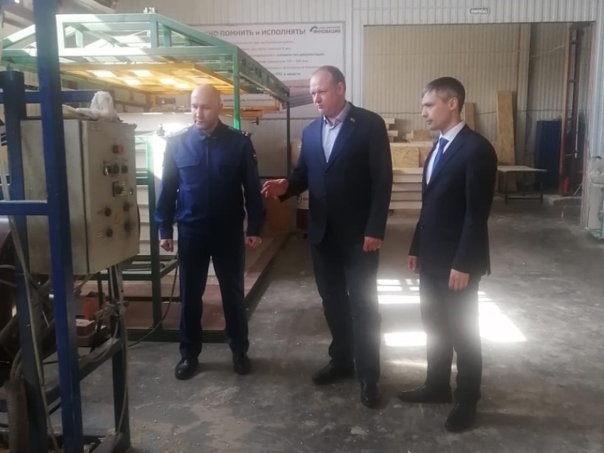 Виктор Барахтенко и замприродоохранного прокурора Андрей Шорохов посетили заводы «Инновация» и «Умная среда» 
