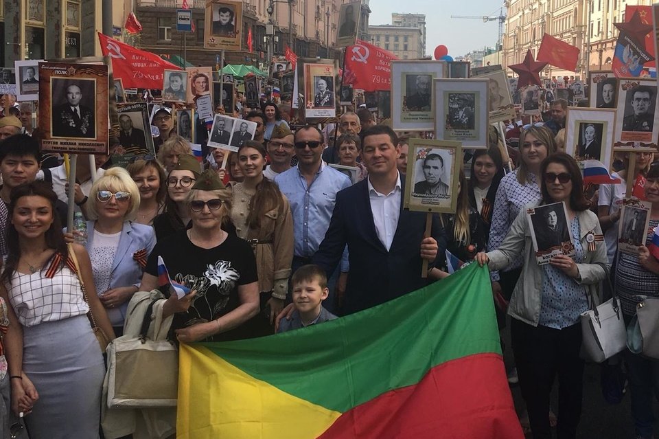 Забайкальцы впервые прошли единой колонной в марше памяти «Бессмертный полк» в Москве