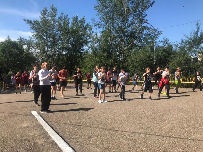 Забайкальская зарядка. Зарядка в парке. Танцы в ОДОРА В Чите. Спортивные мероприятия танцы. Танцевальная площадка ОДОРА.