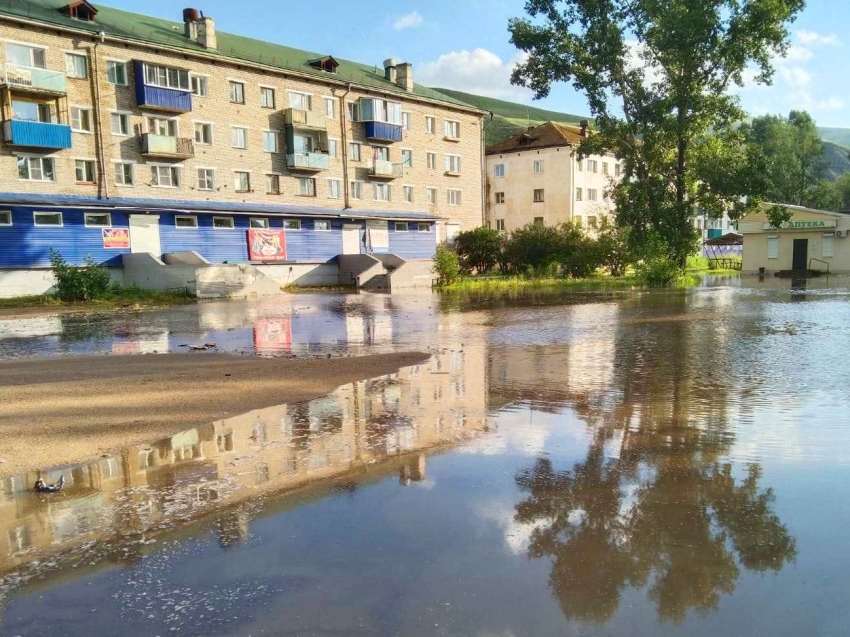 В посёлке Кокуй река Мыгжа подмыла мост и подтопила многоквартирные дома и частные подворья