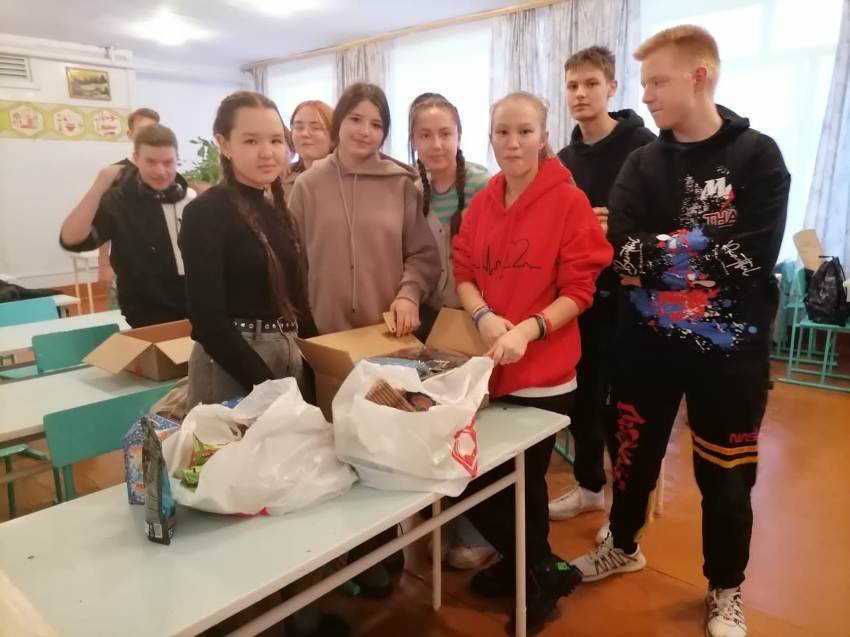 Гуманитарный груз с новогодним акцентом передали волонтёрам Кокуйские школьники