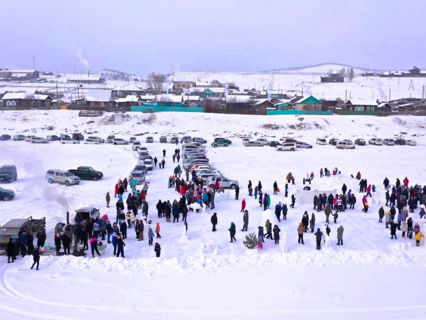 Снежный городок открыли в селе Ломы Сретенского района