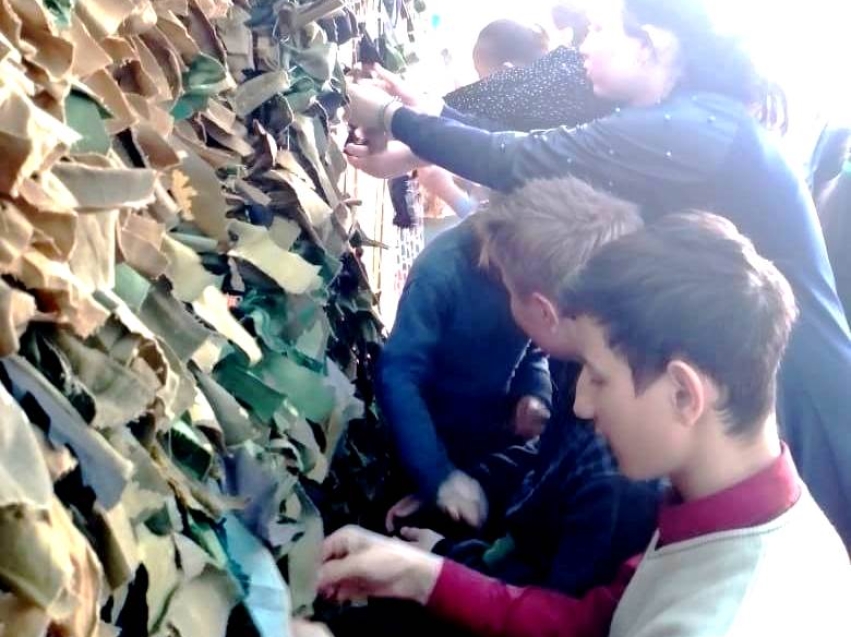 Сретенские школьники связали маскировочную сеть для отправки в зону СВО