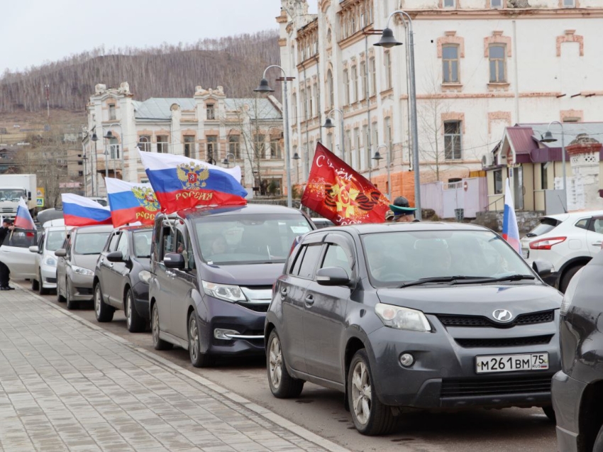 «Под Знаменем Победы!»: в Сретенске автопробег дал старт праздничным мероприятиям в честь Дня Победы