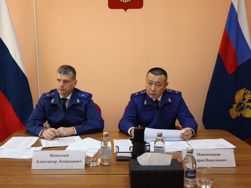 ​В Забайкалье начальник управления Генпрокуратуры России по ДФО Андрей Мондохонов провел прием граждан в поселке Карымское