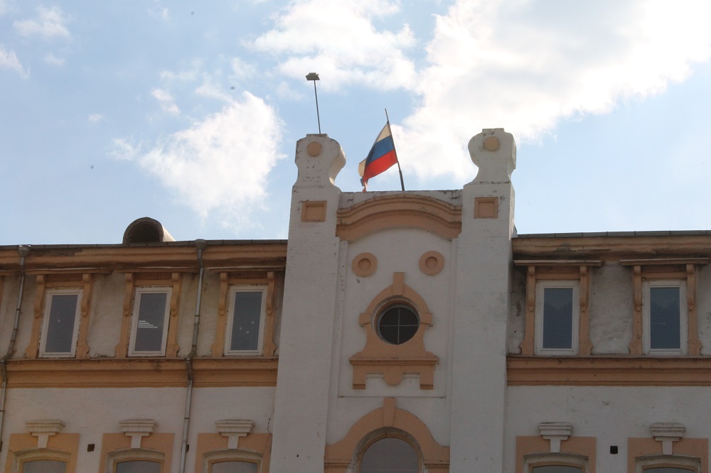 Сегодня в городе приспущены государственные флаги
