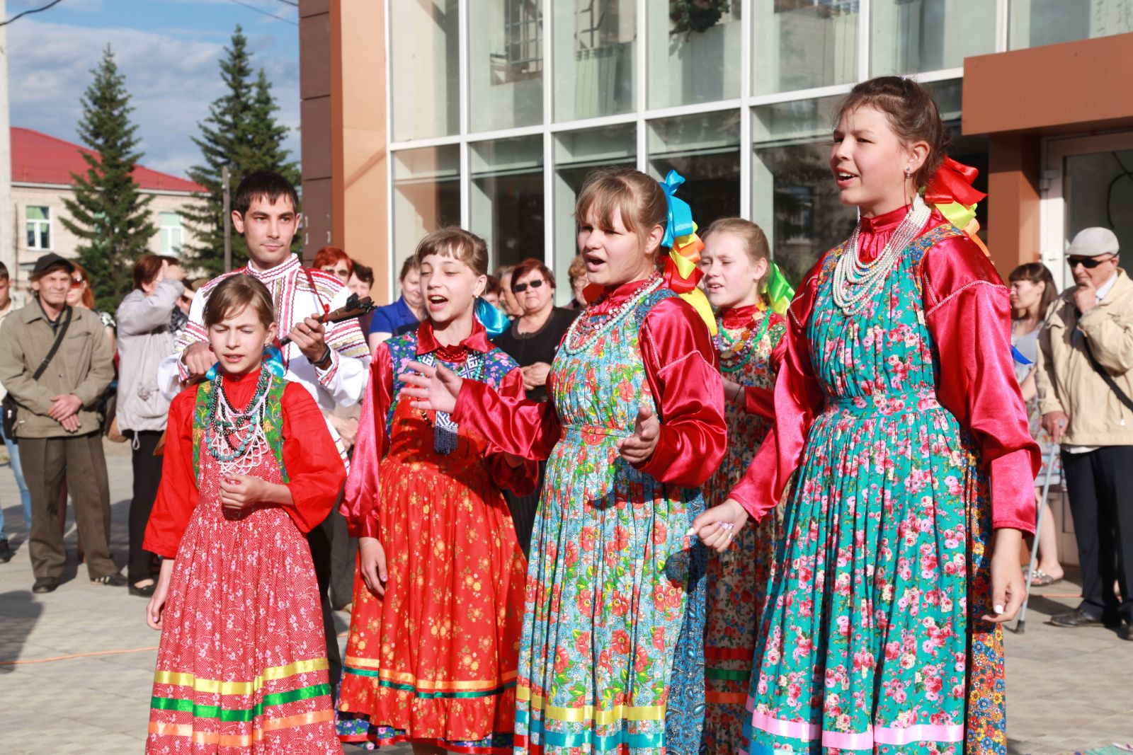 Погода красный чикой на десять дней. Красный Чикой ансамбль Дигамор. Красночикойский музей. Музей красного Чикоя.