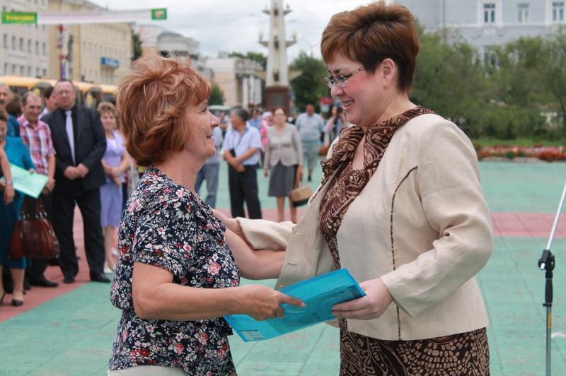 Наталья Жданова вручила ключи от новых автобусов директорам забайкальских школ