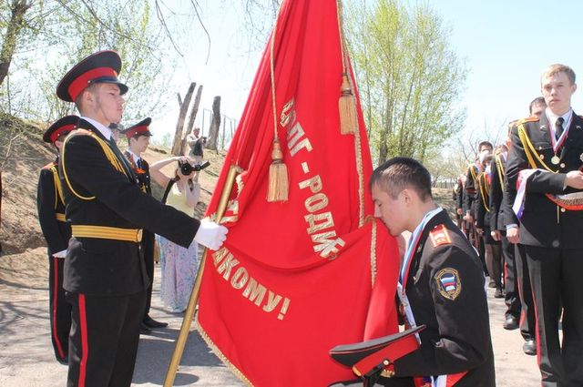 Выпускники краевой кадетской школы простились со знаменем и по традиции военных училищ бросили монеты в воздух на счастье