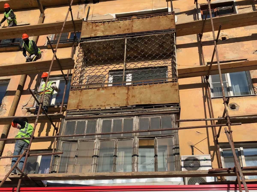 На улице Бутина обновляется фасад дома
