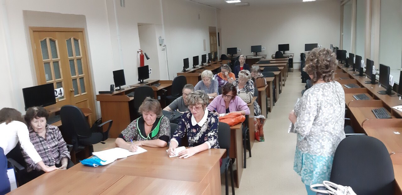 Пенсионеры в Чите изучают основы компьютерной грамотности