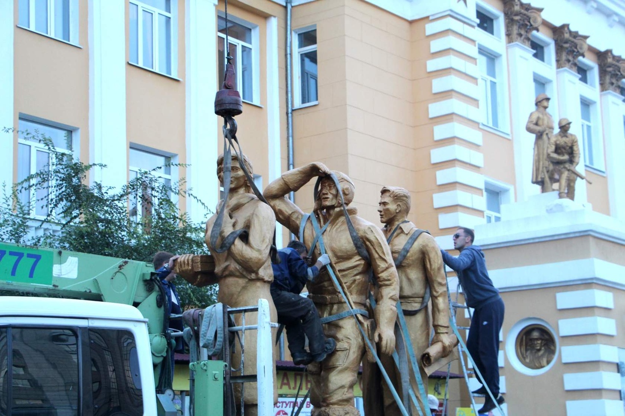 Скульптуру «Лётчик, инженер и учительница», выполненную в стиле «сталинского ампира», установили на крыше музея Дома офицеров в Чите 22 августа, сообщили ИА «Чита.Ру» .