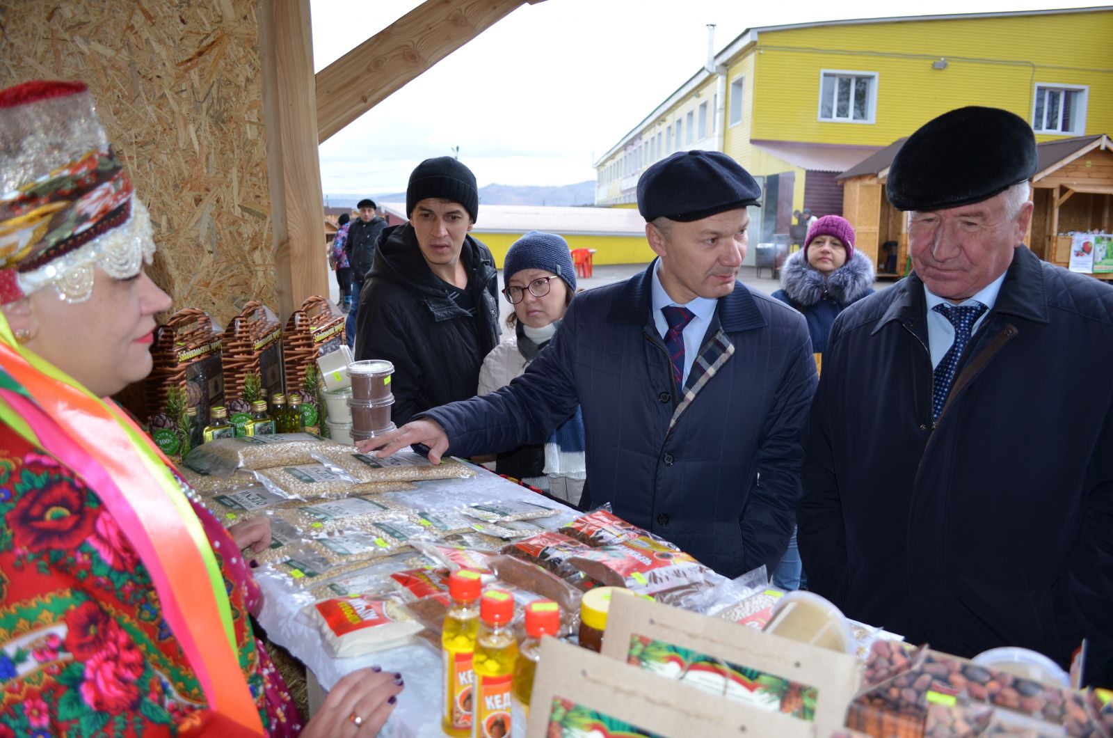 Минсельхоз забайкальского края. Ярмарка Забайкальский край. Соловьевск Забайкальский край застава. Фермерский рынок Чита. Министр сельского хозяйства Забайкальского края.