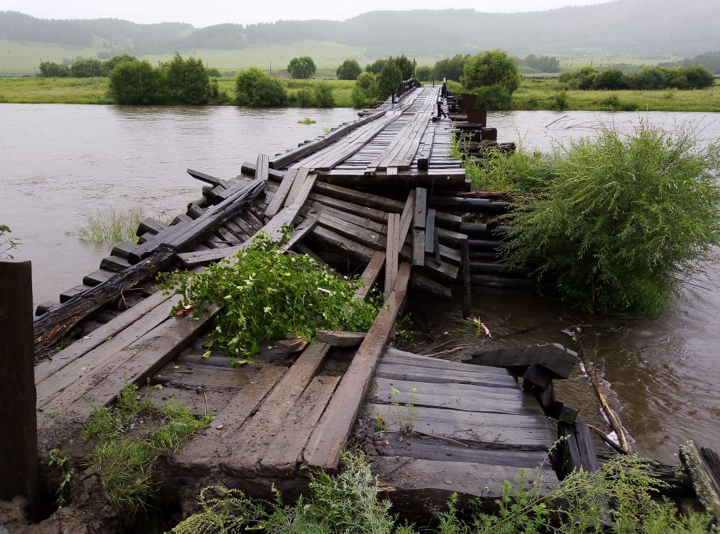 Дорожники работают на месте обрушения моста через реку Катанца в Красночикойском районе
