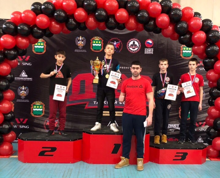 Восемь медалей привезли спортсмены с чемпионата и первенства ДФО по тайскому боксу