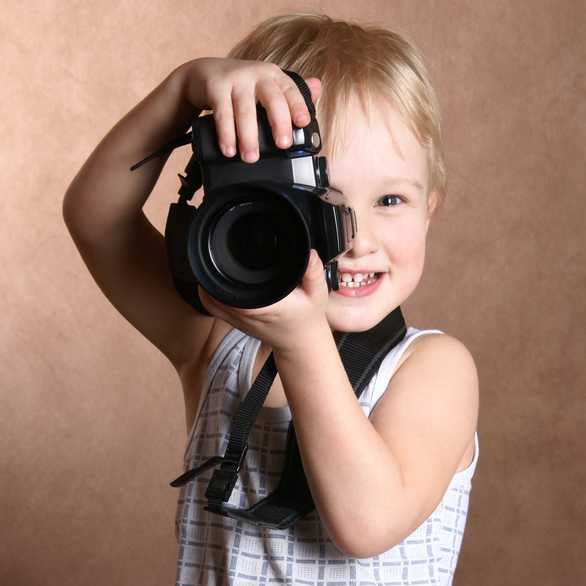 Фотограф дети. Фотоаппарат для детей. Ребенок фотограф. Малыш с фотоаппаратом. Детская фотосессия с фотоаппаратом.