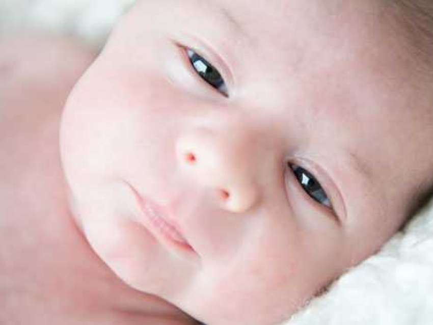 Новорожденный ребенок глазки. Глаза новорожденного. Цвет глаз новорожденного ребенка. Карте глаза у новорожденных. Синие глаза у новорожденного.
