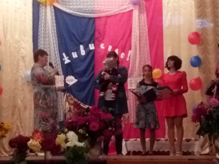На празднике села в Николаевском поздравили первоклассников и выпускников
